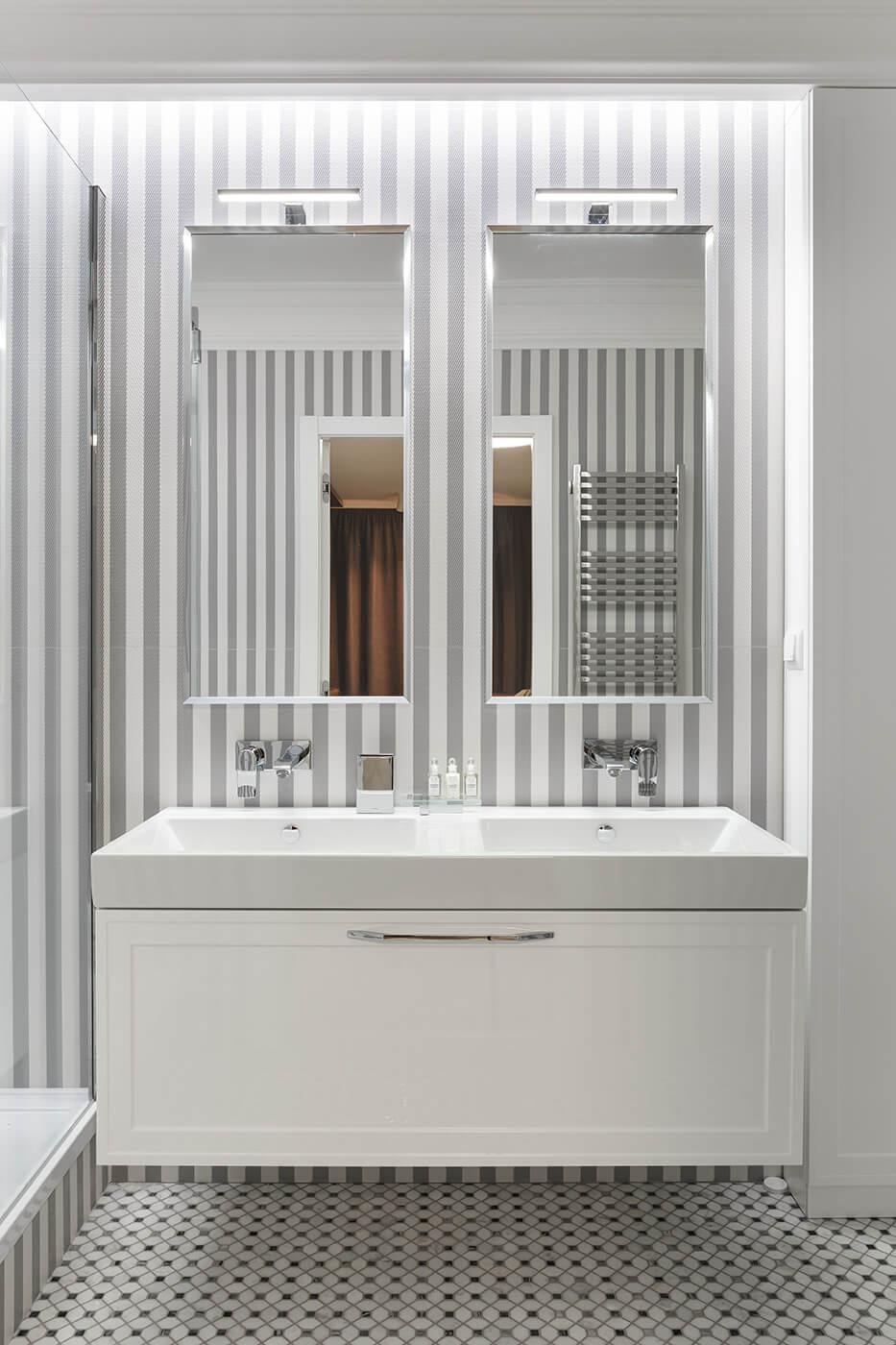 Мебель для ванной сделана на заказ из белого МДФ, зеркала отделаны хромированным багетом. - проекты Setus Design