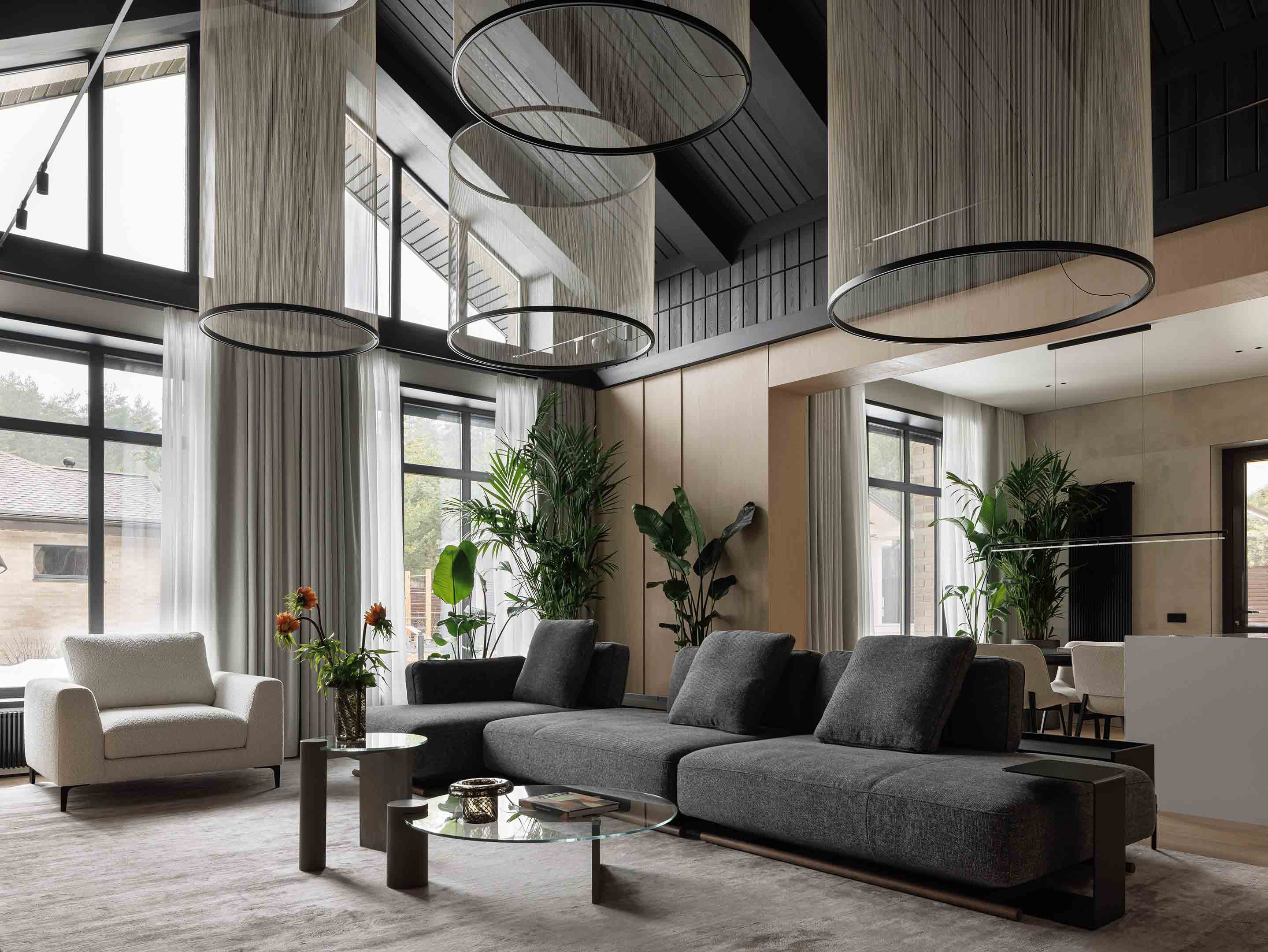 Итальянский диван Natuzzi, кресло MonoNova, столики из стекла и металла на ковре ручной работы от DOVLET House - проекты Setus Design