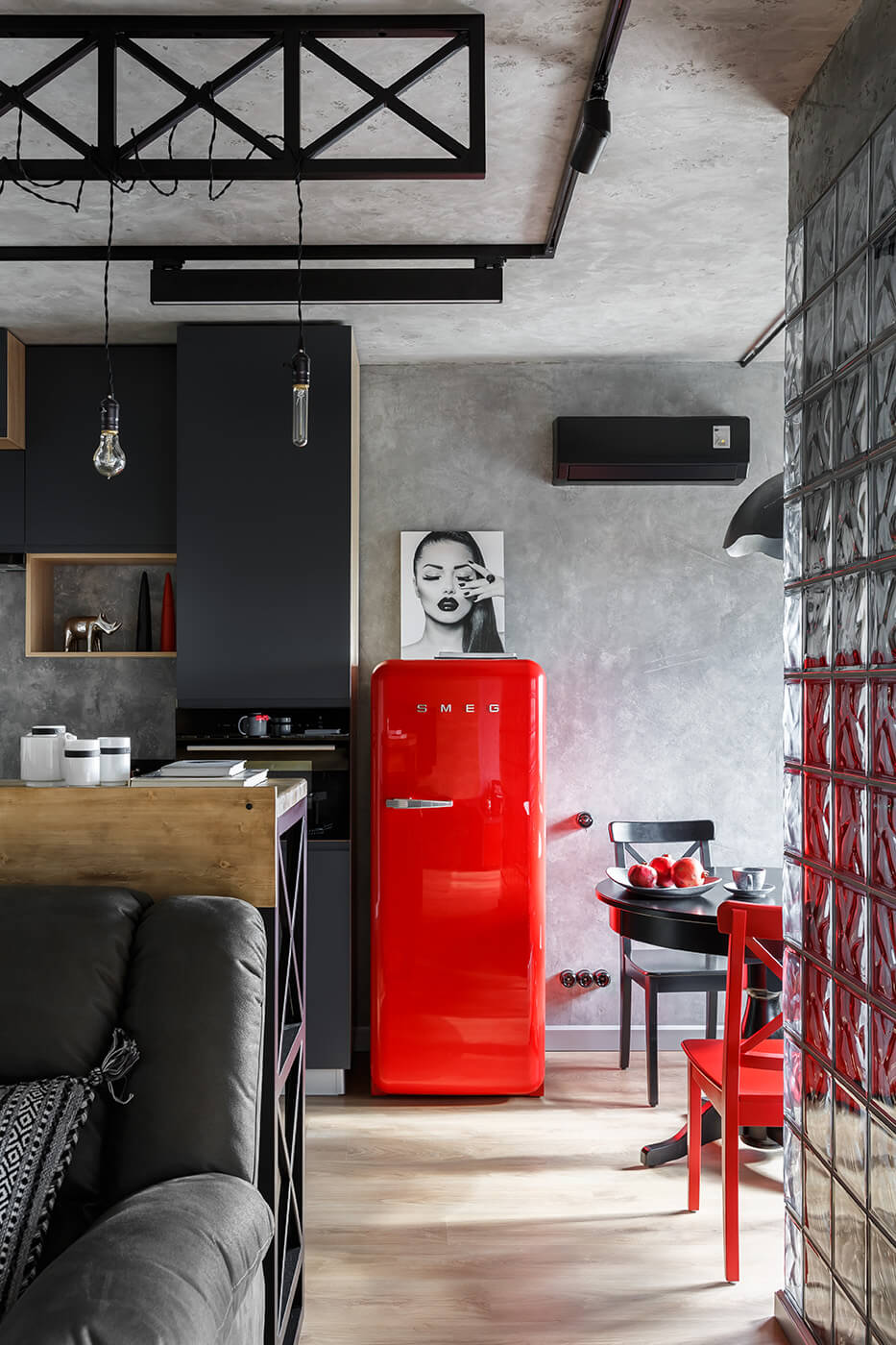 Красный холодильник SMEG - яркий акцент современного интерьера - проекты Setus Design