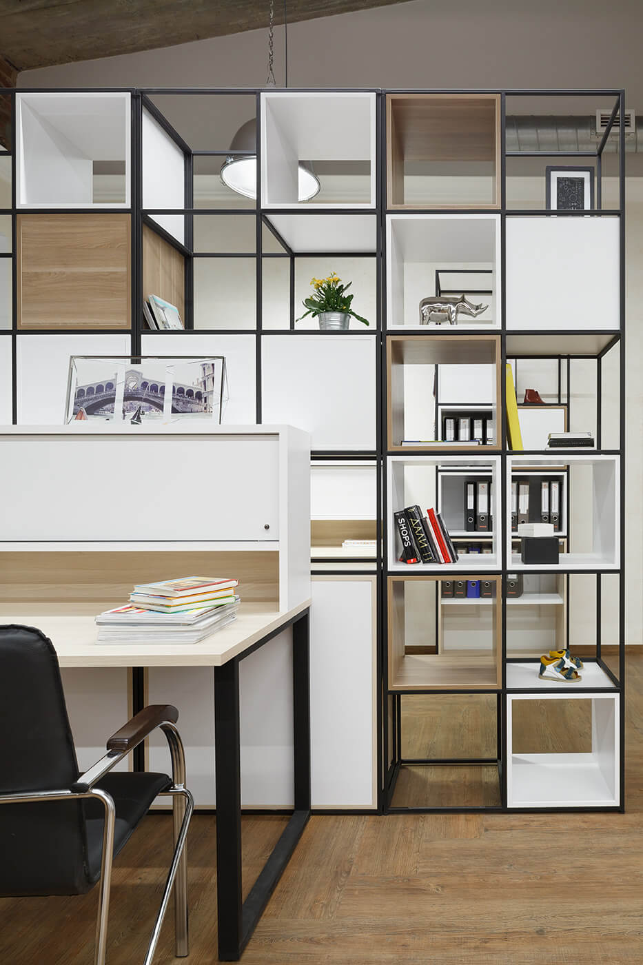 Четкость линий и идеальная геометрия подчеркивают строгость офисной мебели - проекты Setus Design