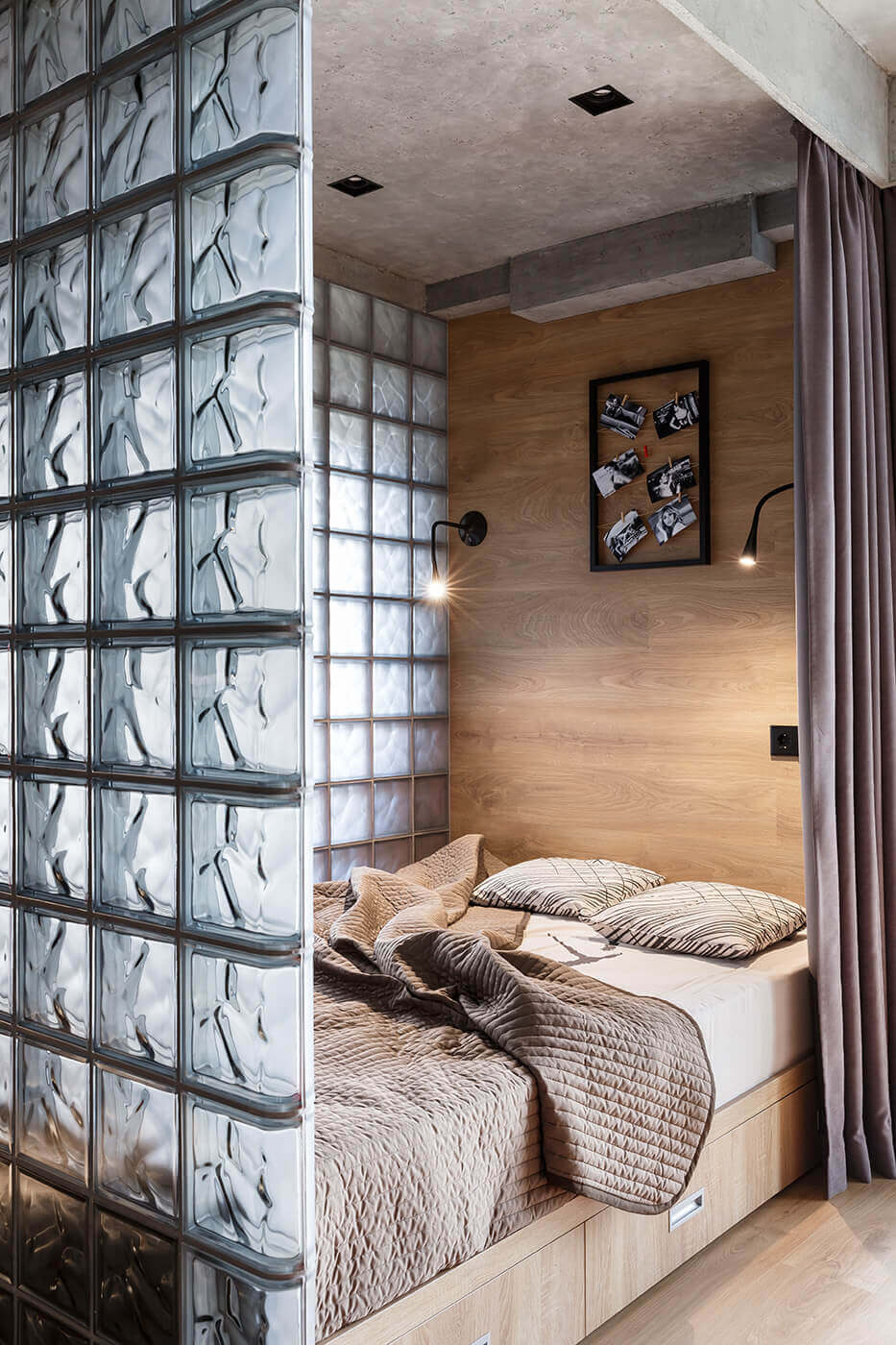 Прозрачная перегородка из стеклоблоков для приватности спальни. выдвижные ящики под кроватью служат для хранения белья - проекты Setus Design