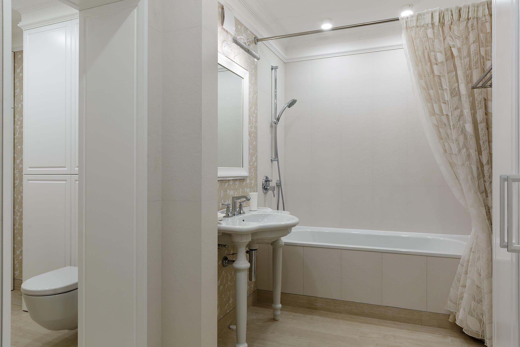 Брендовые аксессуары Pomdor Bella, изготовленное на заказ зеркало несомненно украсили детскую ванную комнату.  - проекты Setus Design