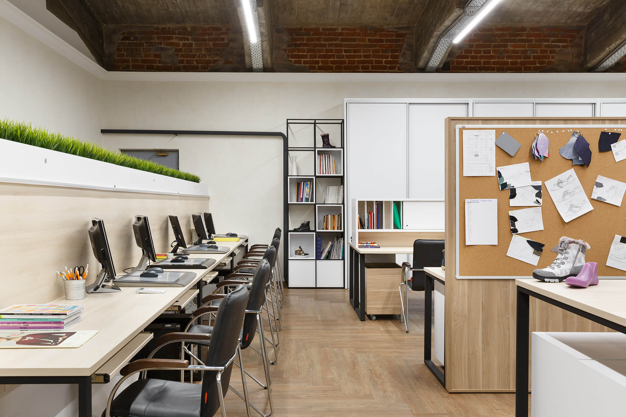 Металлокаркас в индивидуальной офисной мебели позволяет сделать рабочий стол максимально большим. - проекты Setus Design
