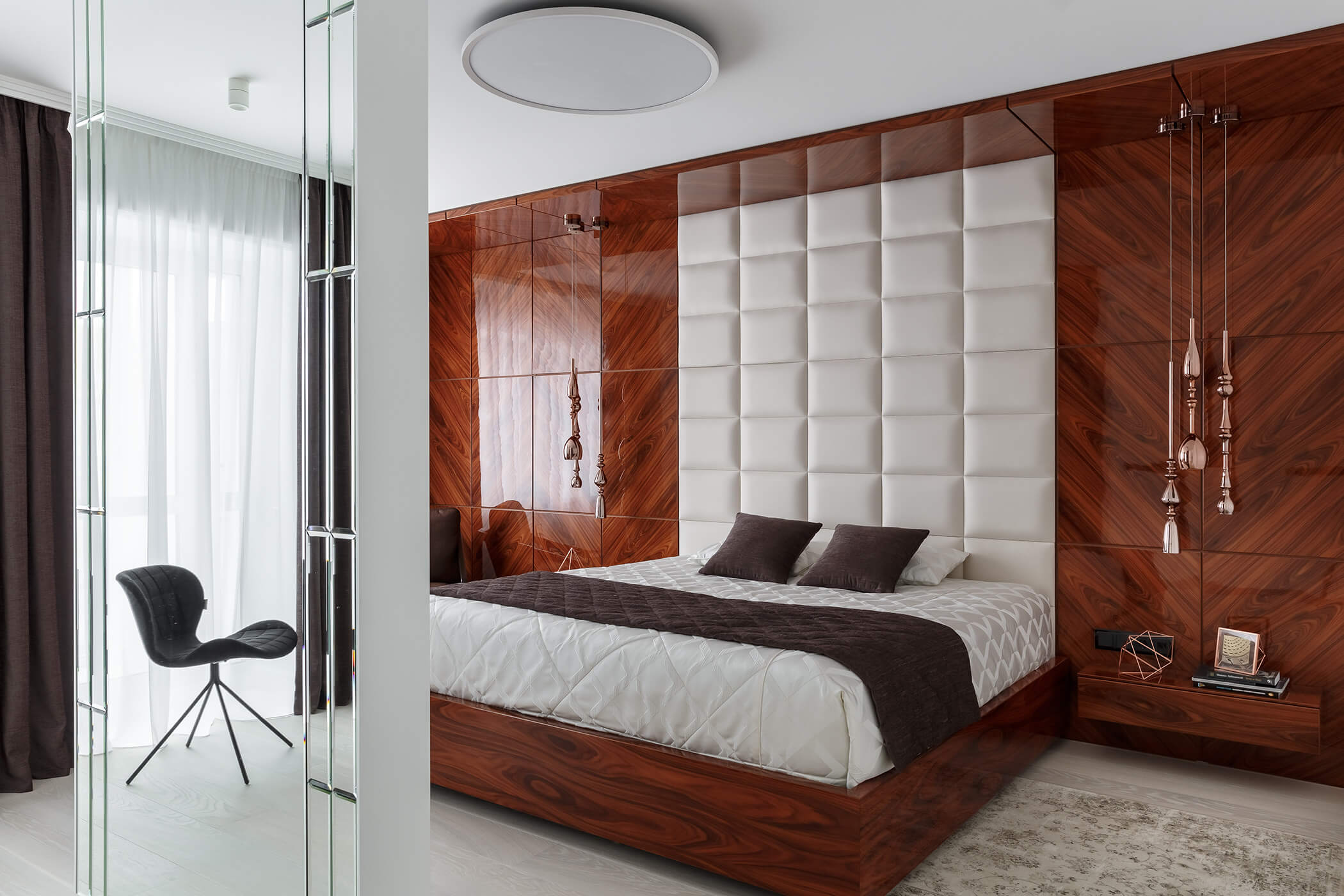 Единая композиция из стеновых шпонированных панелей и белого изголовья кровати образует эксклюзивное панно. - проекты Setus Design