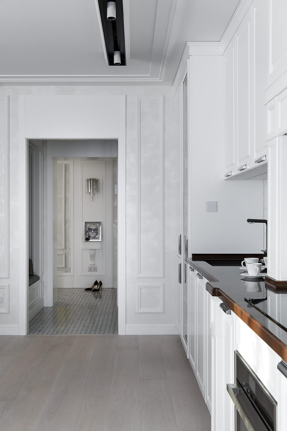 Отделка итальянской штукатуркой Oikos ottocento гармонирует с белым цветом кухонного гарнитура - проекты Setus Design