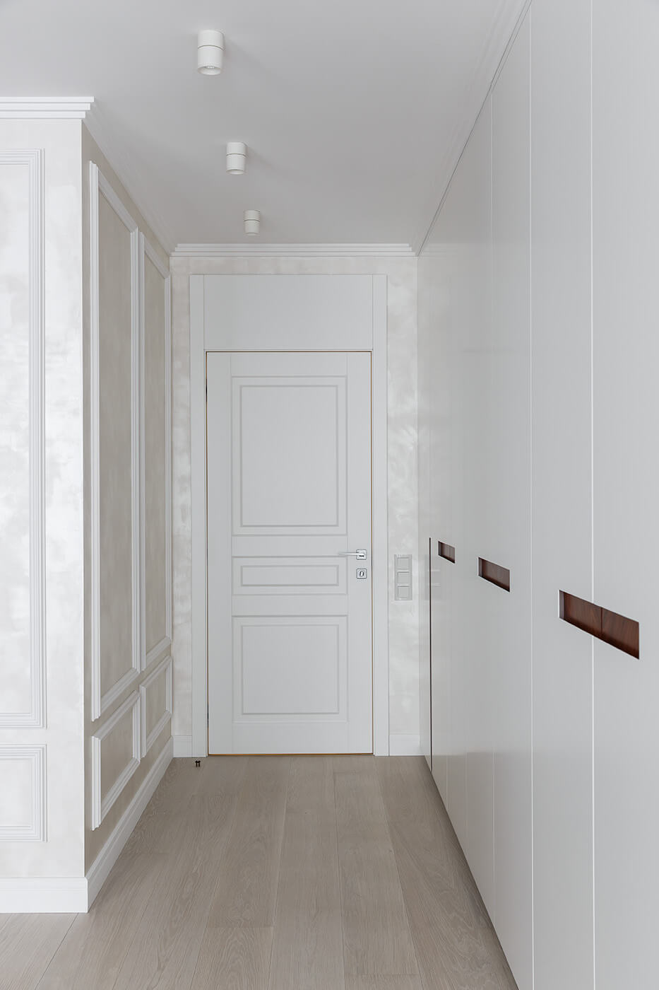Оригинальность встроенным шкафам из белого мдф придают фрезерованные ручки, отделанные шпоном. - проекты Setus Design