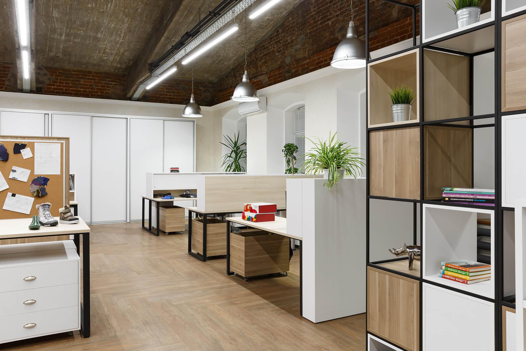 Металлокаркас в индивидуальной офисной мебели позволяет сделать рабочий стол максимально большим. - проекты Setus Design