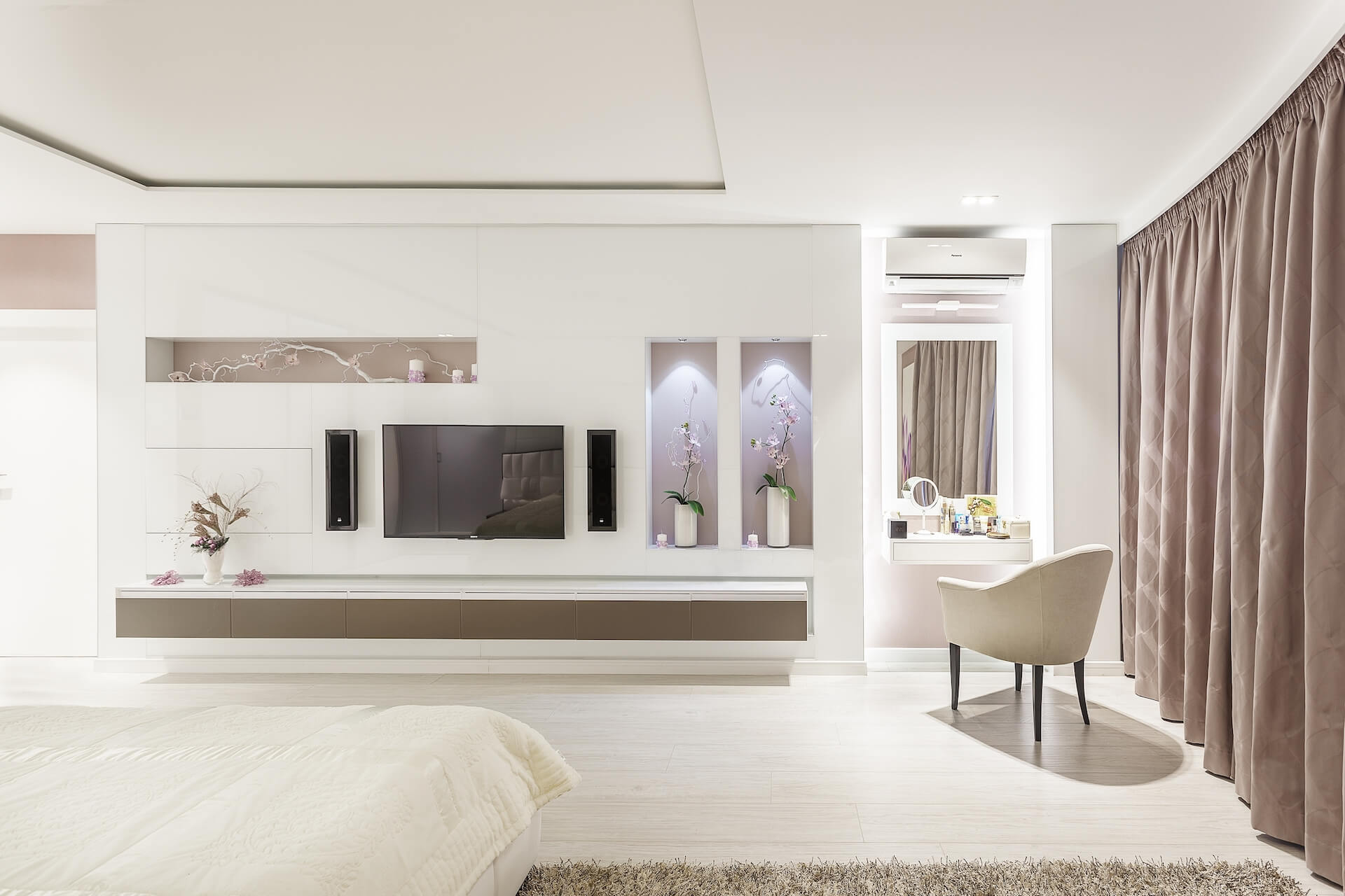 Минимализм дизайна спальни подчеркнут глянцевыми поверхностями белого стекла Lacobel - проекты Setus Design