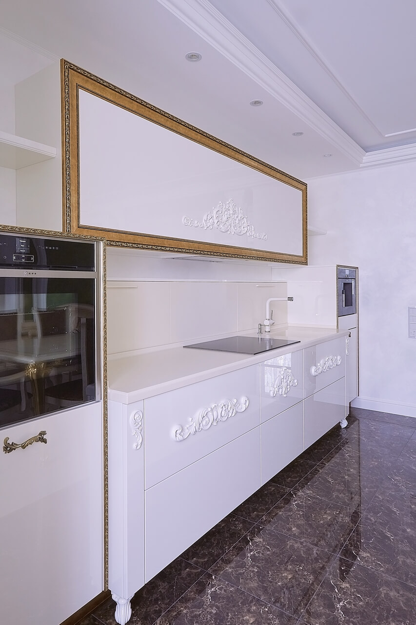 Фасады и корпус кухни - окрашенный МДФ, столешница кухни -  искусственный камень Samsung Staron - проекты Setus Design