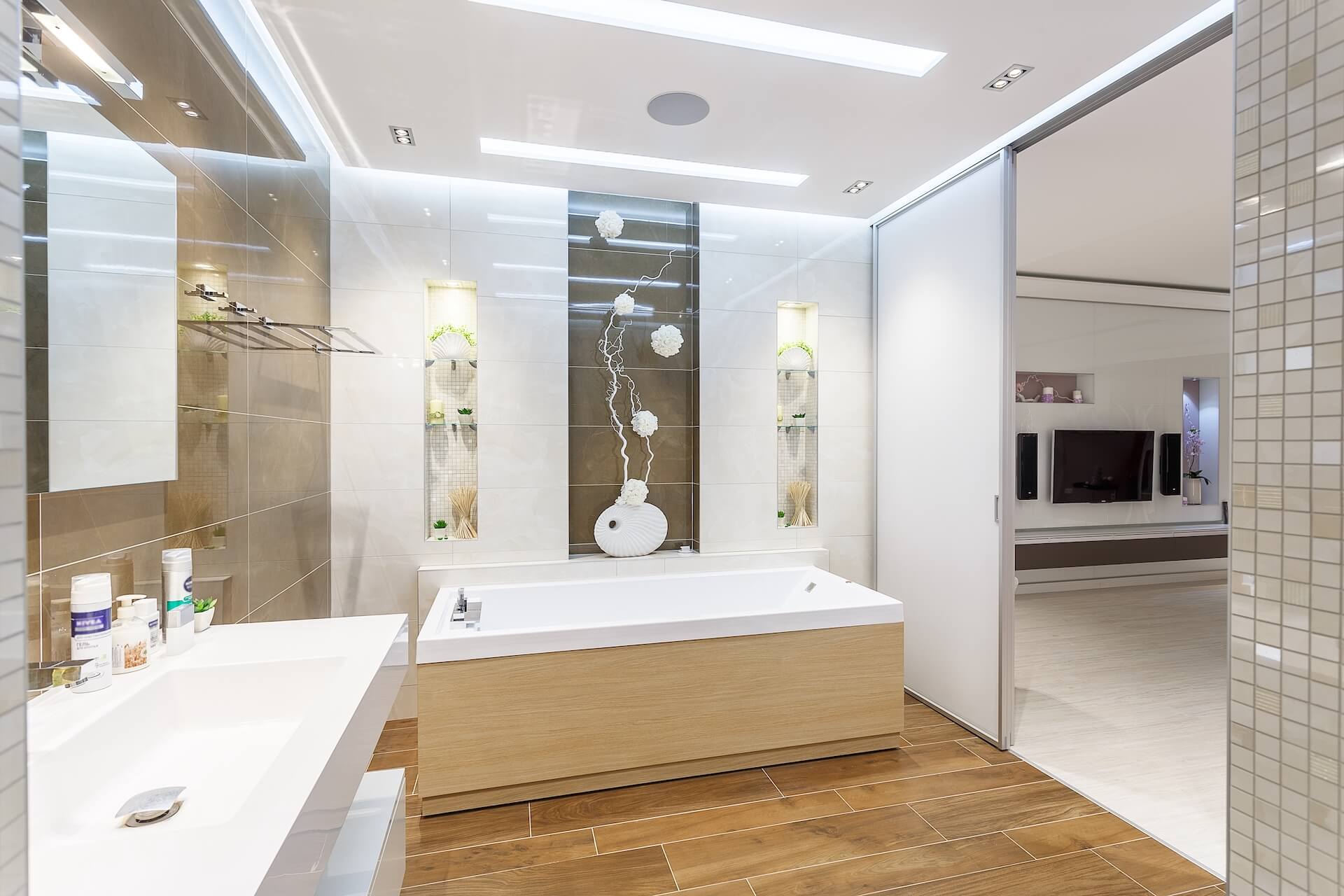 Удобное расположение ванной комнаты со входом из спальни и гардероба  - проекты Setus Design
