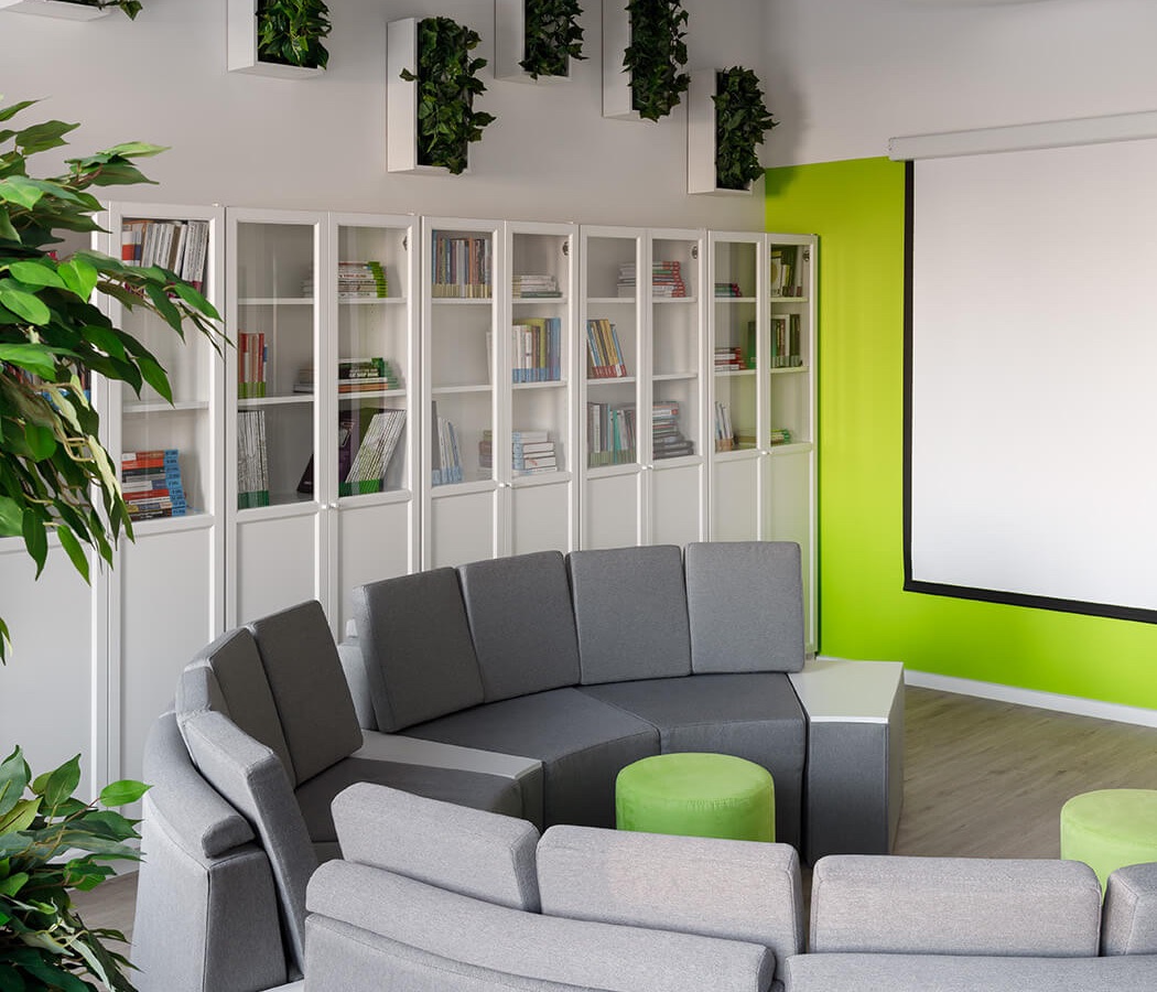 Удобный диван позволяет сотрудникам не только читать книги, но и обсуждать прочитанное - проекты Setus Design
