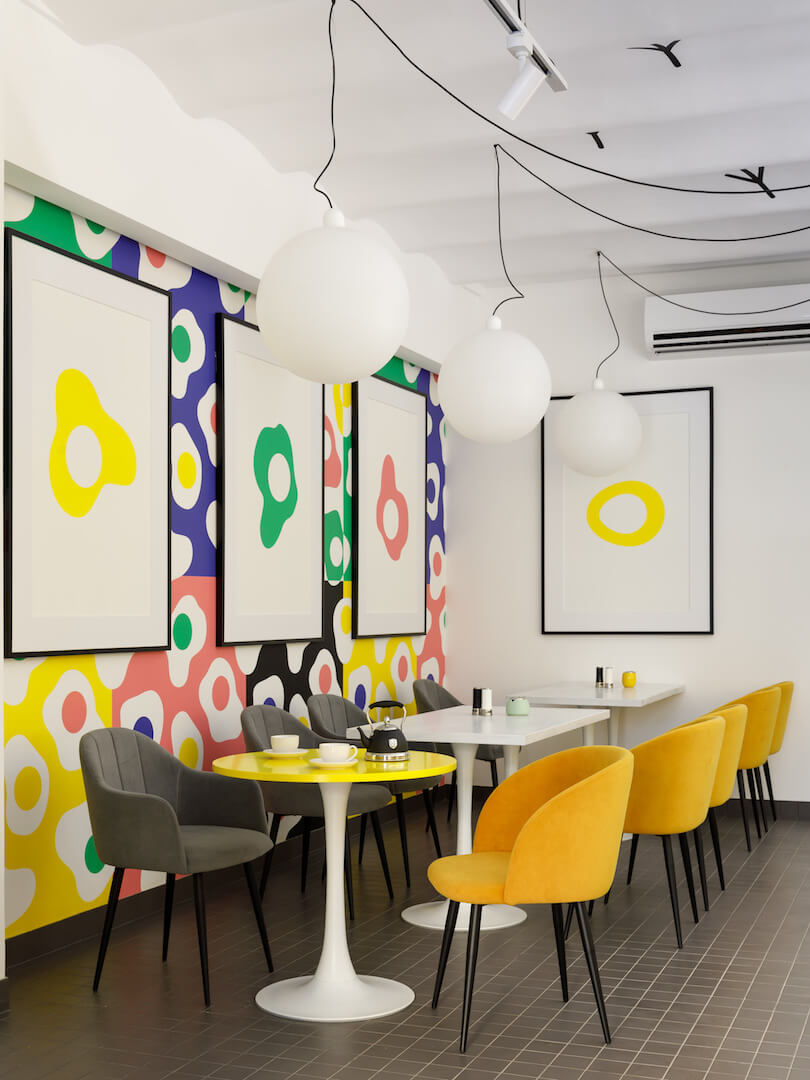 Образ глазуньи читается в фирменном принте кафе "ЯЙЦО" - проекты Setus Design