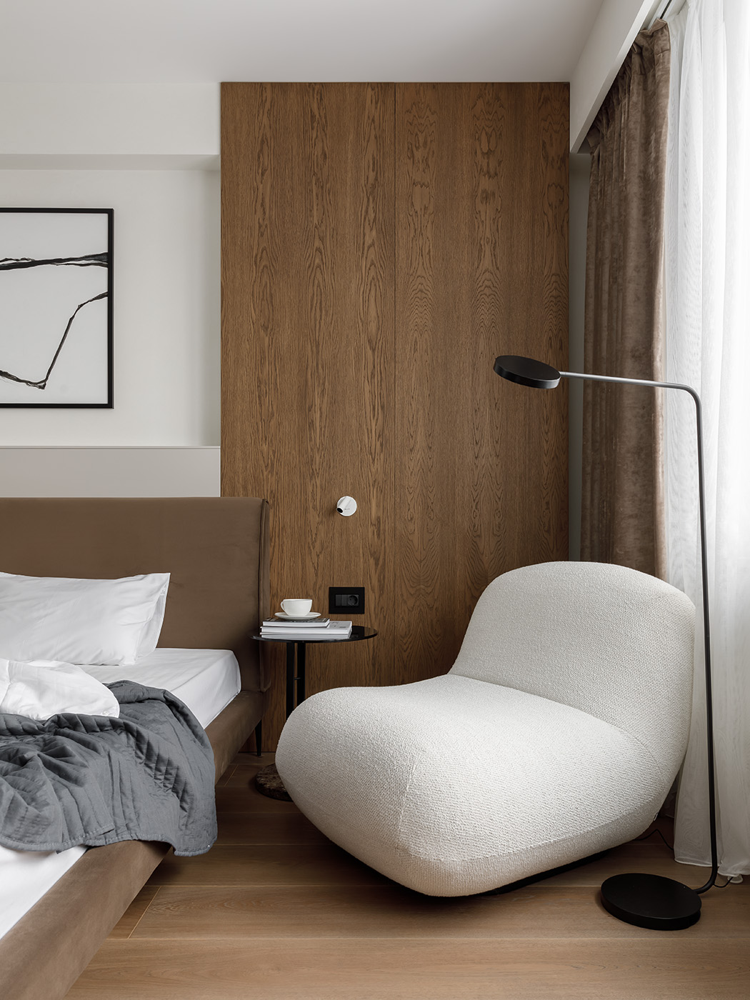 Мебель в мастер спальне лаконична как и весь интерьер - проекты Setus Design