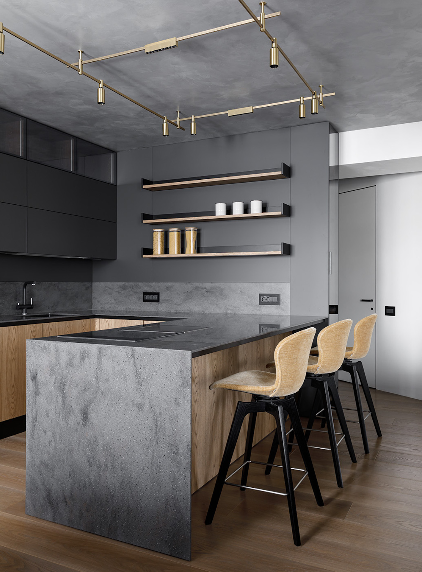 Крупные минималистичные формы кухни задают архитектуру помещения - проекты Setus Design