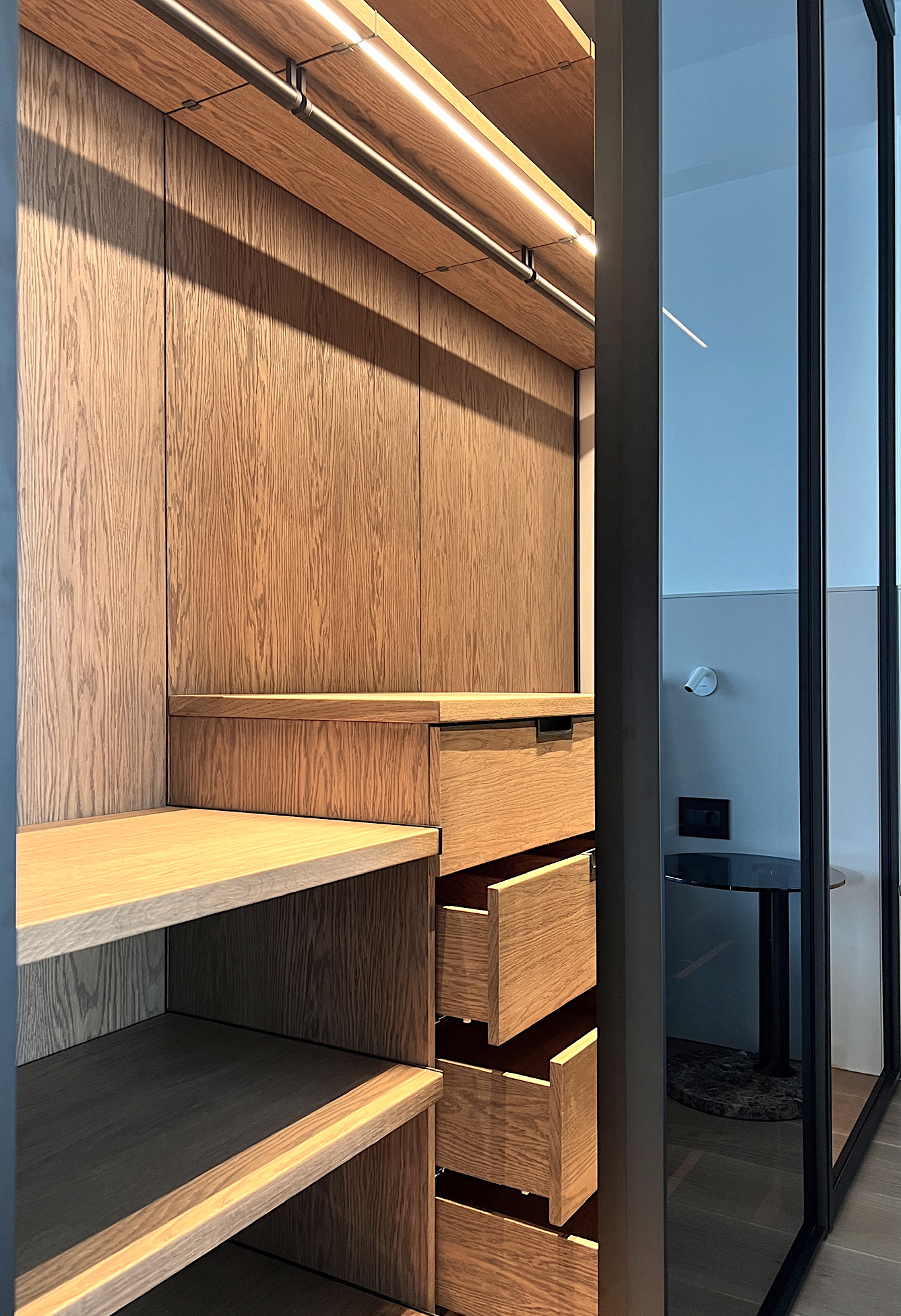Лаконичные двери гардероба в мастер-спальне - проекты Setus Design